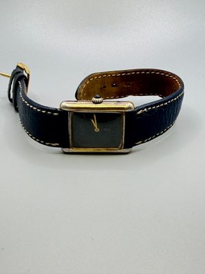une montre posée sur un bracelet bleu