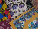 une personne qui travaille sur un morceau de tissu