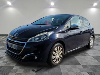 une voiture bleue est garée dans une pièce au sol à carreaux