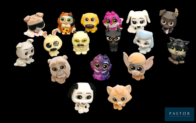de nombreux jouets « Littlest Pet Shop » sur fond noir