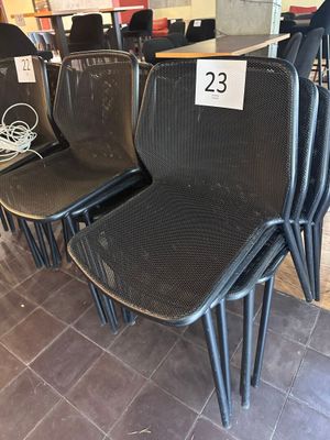 quatre chaises alignées sur le sol