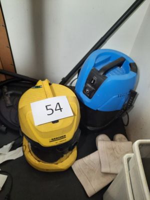 un aspirateur jaune et bleu et un aspirateur bleu et noir