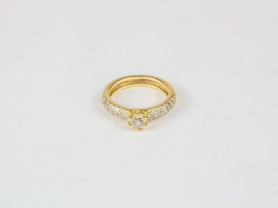 Bague en or jaune, centrée d'un diamant de taille brillant e…