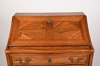 Bureau de pente en noyer mouluré et sculpté ouvrant par deux… (photo 2)