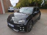 la photo d'une voiture noire garée dans un parking