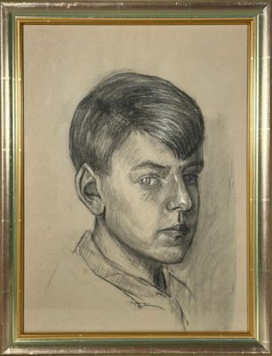 portrait d'un jeune garçon dans un cadre marron, avec un dessin en noir et blanc