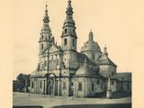 photographie en noir et blanc d'un grand bâtiment doté de deux tours