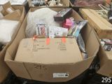 de nombreux cartons remplis d'affaires qui traînent par terre