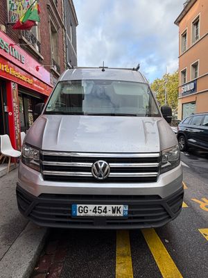 une camionnette argentée garée au bord de la rue