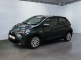La Toyota AY est garée dans le garage du showroom d'un concessionnaire.