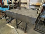 une machine posée sur une table dans une pièce