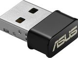 un gros plan d'une clé USB sur laquelle figure le mot « ASUS »