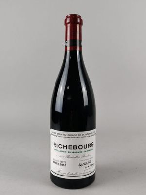 la bouteille de vin est posée sur la table, prête à être consommée