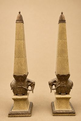 deux statues d'éléphants au sommet d'un obélisque en pierre