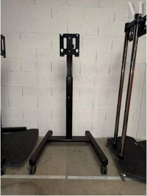 a picture of a pair of heavy duty stands in a garage