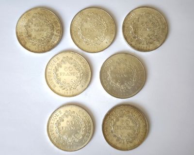 six types de pièces différents sur une surface blanche