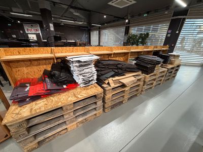 beaucoup de palettes en bois par terre dans le magasin