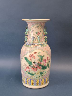 un vase posé sur une surface bleue