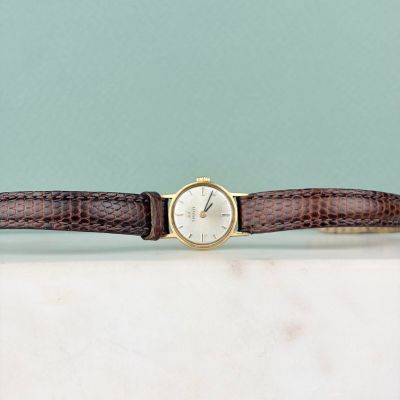 une montre posée sur une table