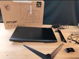 un ordinateur portable posé sur une table, à côté d'une boîte de câbles et d'une paire de ciseaux