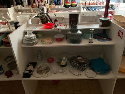une étagère blanche sur laquelle sont disposés des plats, dans un magasin