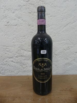 une bouteille de vin posée sur une table