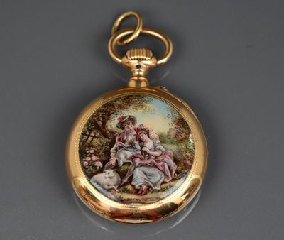 une montre de poche en or sur laquelle figure le portrait d'une femme et d'un enfant