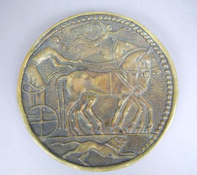 une image représentant une pièce de monnaie sur laquelle figurent un cheval et une calèche