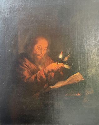 tableau représentant un vieil homme en train de lire un livre, une bougie allumée à la main