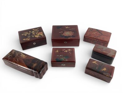 Sept beaux coffrets en bois laqué à fond brun, bordeaux reha… - Photo 1