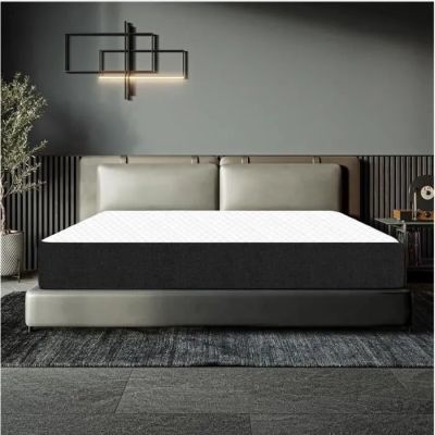 un lit avec un matelas posé dessus, dans une chambre