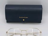 une paire de lunettes posée sur un étui bleu