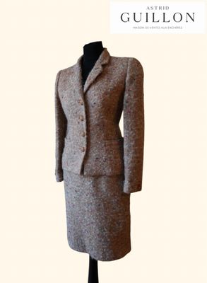 une image d'un tailleur et d'une jupe de femme sur un mannequin