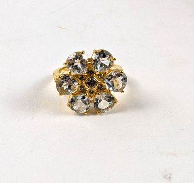 une bague en or sertie d'un bouquet de diamants