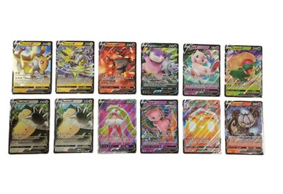 Plusieurs cartes Pokémon sont alignées sur une surface blanche