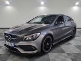 la mercedes cla est garée sur un sol en damier