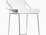 une image représentant une chaise blanche avec un bureau en dessous