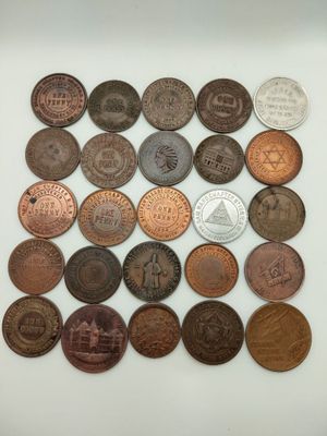 gros plan d'une pile de pièces de monnaie sur une surface blanche