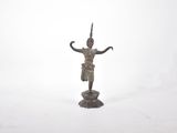statue en bronze représentant une femme tenant une épée, sur fond blanc