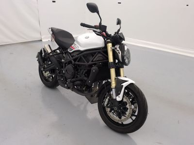 une photo d'une moto blanche et noire garée dans un garage