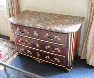 une commode avec un plateau en marbre dans une pièce