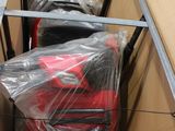 deux valises emballées dans des sacs en plastique
