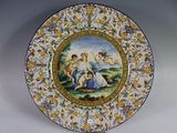 une assiette avec l'image d'une femme et d'un enfant