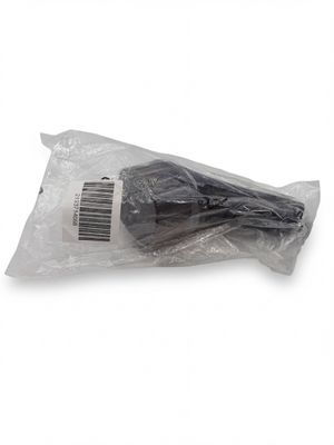 un sac en plastique contenant une brosse à cheveux, posé sur une surface blanche