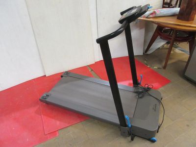 a tread machine that is sitting on the floor