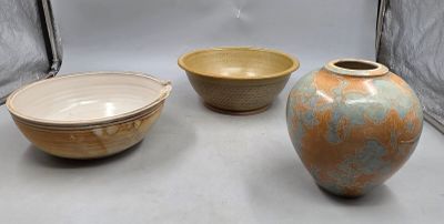 trois bols et un bol posé sur une table