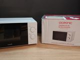 deux fours à micro-ondes posés l'un à côté de l'autre sur une table en bois