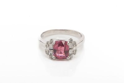 une bague en tourmaline rose et diamant