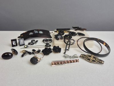 Lot de bijoux ornés de pierres noires comprenant : - quatre …