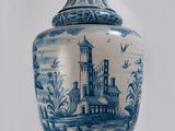 un vase bleu et blanc orné d'un château